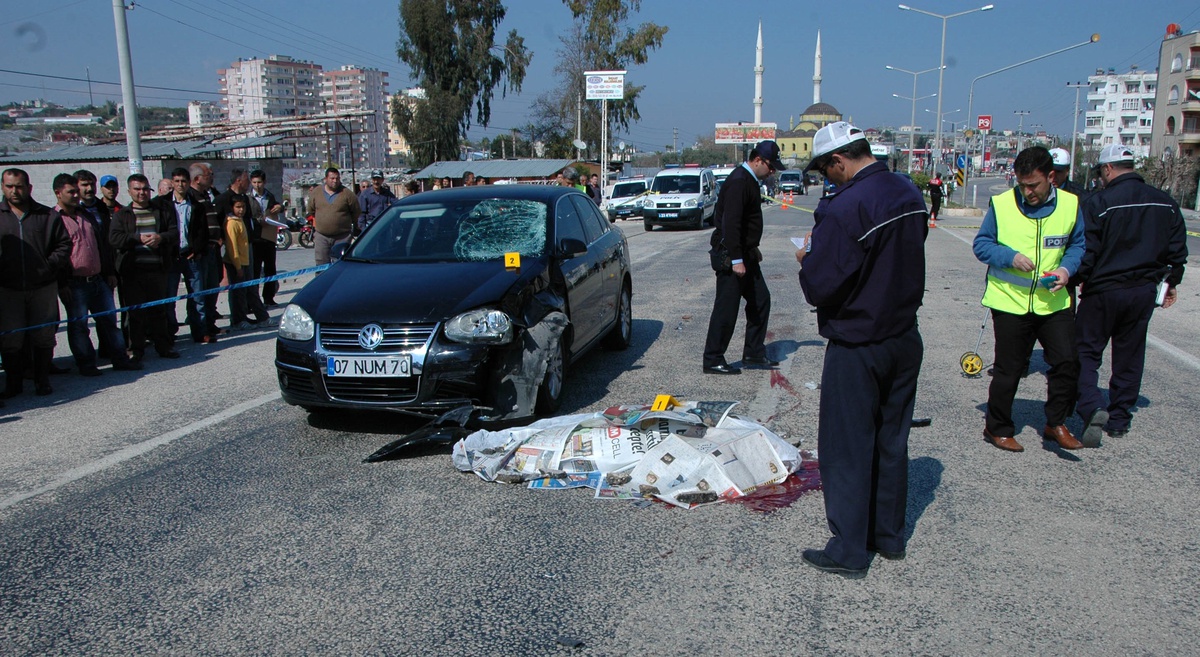 Mersin\'de Otomobil ile Motosiklet Çarpıştı: 1 Ölü