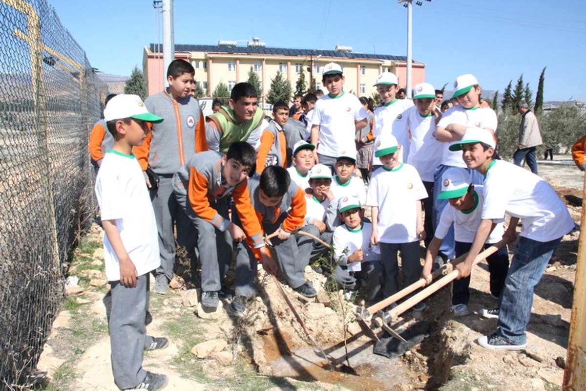 Mut\'ta İlköğretim Öğrencileri Fidan Dikti