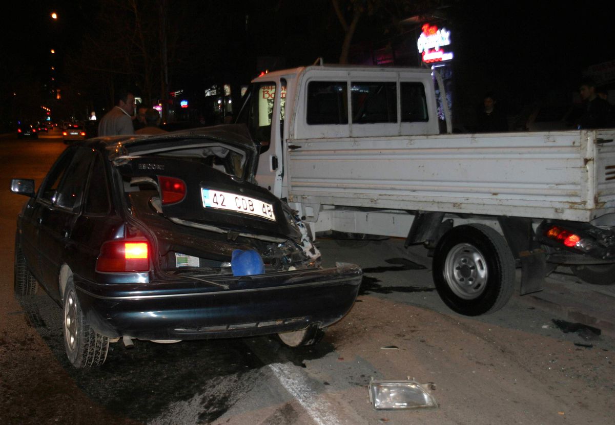 Otomobil Park Halindeki Araçlara Çarptı: 3 Yaralı