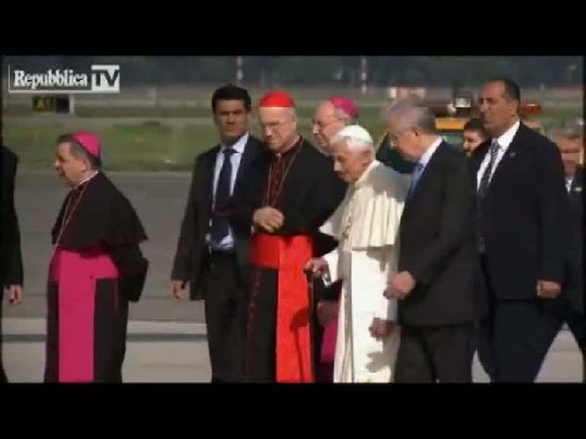 Papa İlk Kez Bastonla Görüntülendi