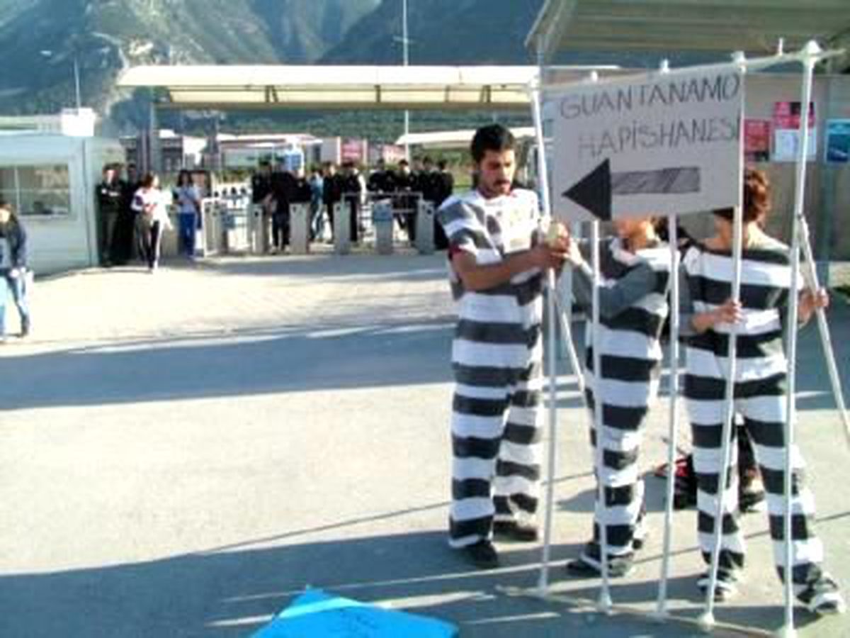 Protestocu Öğrenciler, Üniversiteyi Guantanamo\'ya Benzetti