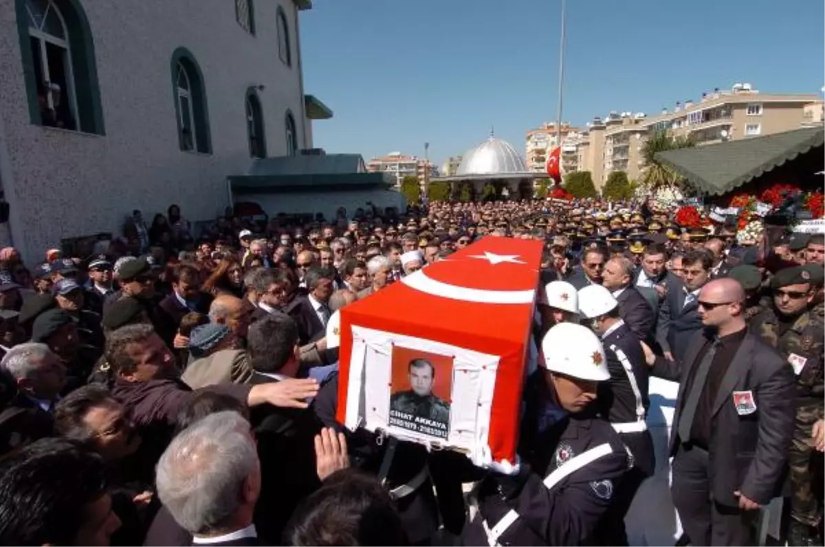 Şehit Eşi: Ağlamayın Kocamın Başında, Şerefsizleri Sevindirmeyin (2)