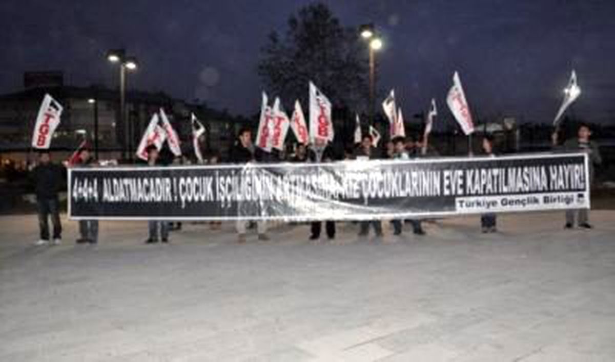 Sivas\'ta \'4+4+4\'e 9 Metrelik Pankartla Protesto