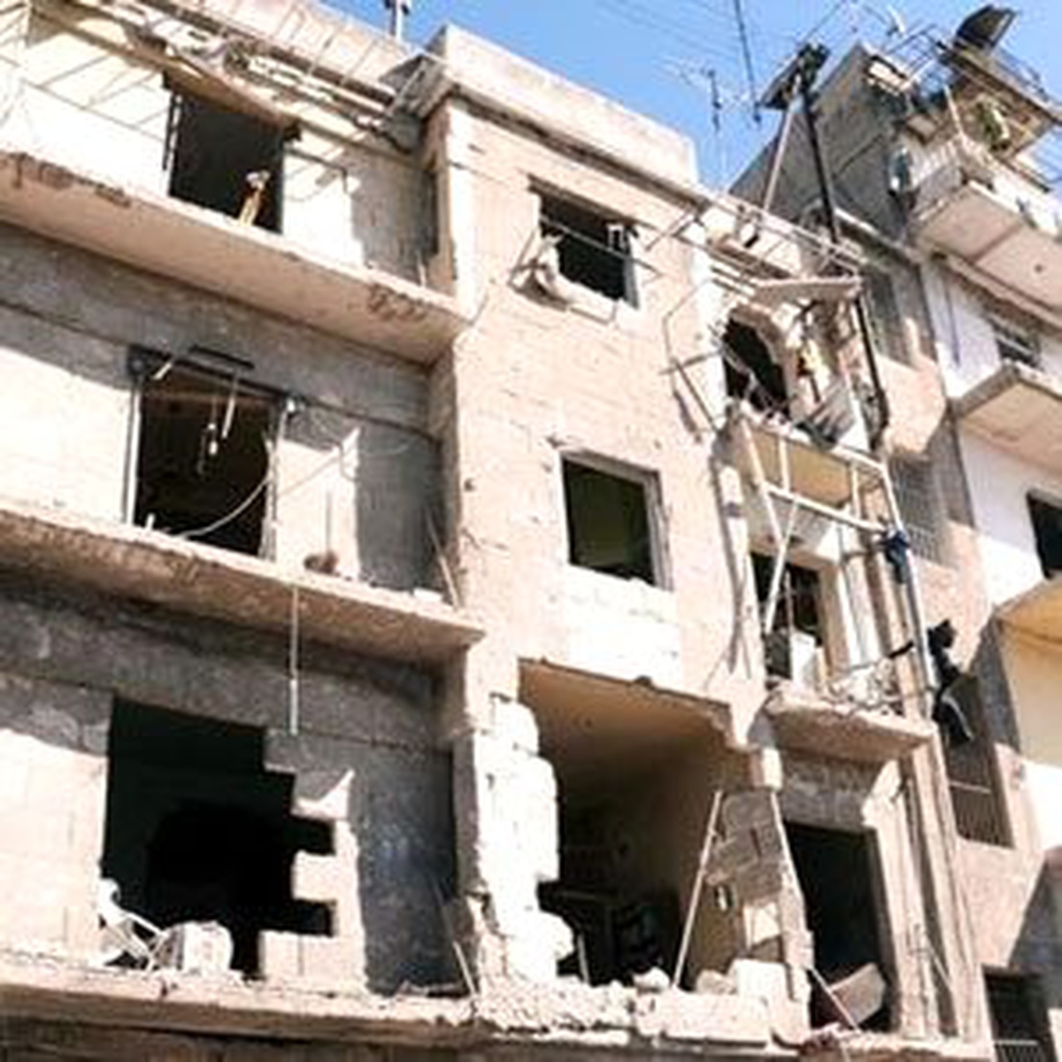 Suriye Ordusu Azez\'i Bombalıyor