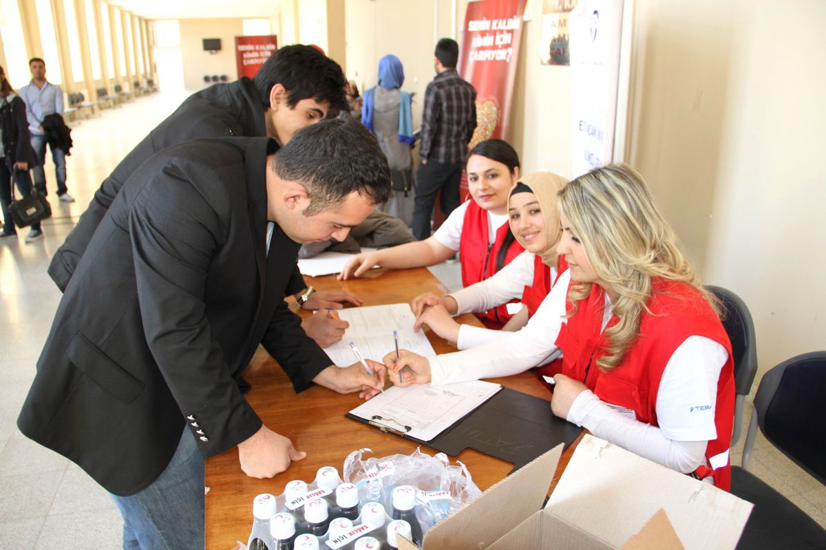 Üniversite Öğrencileri Kan Verdi