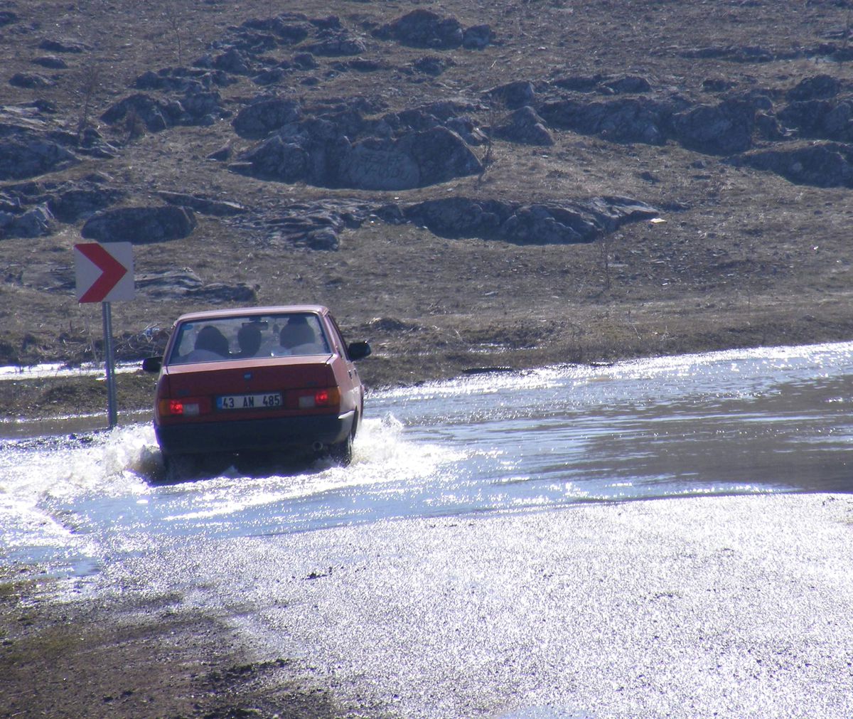 Yol ve Araziler Su Altında