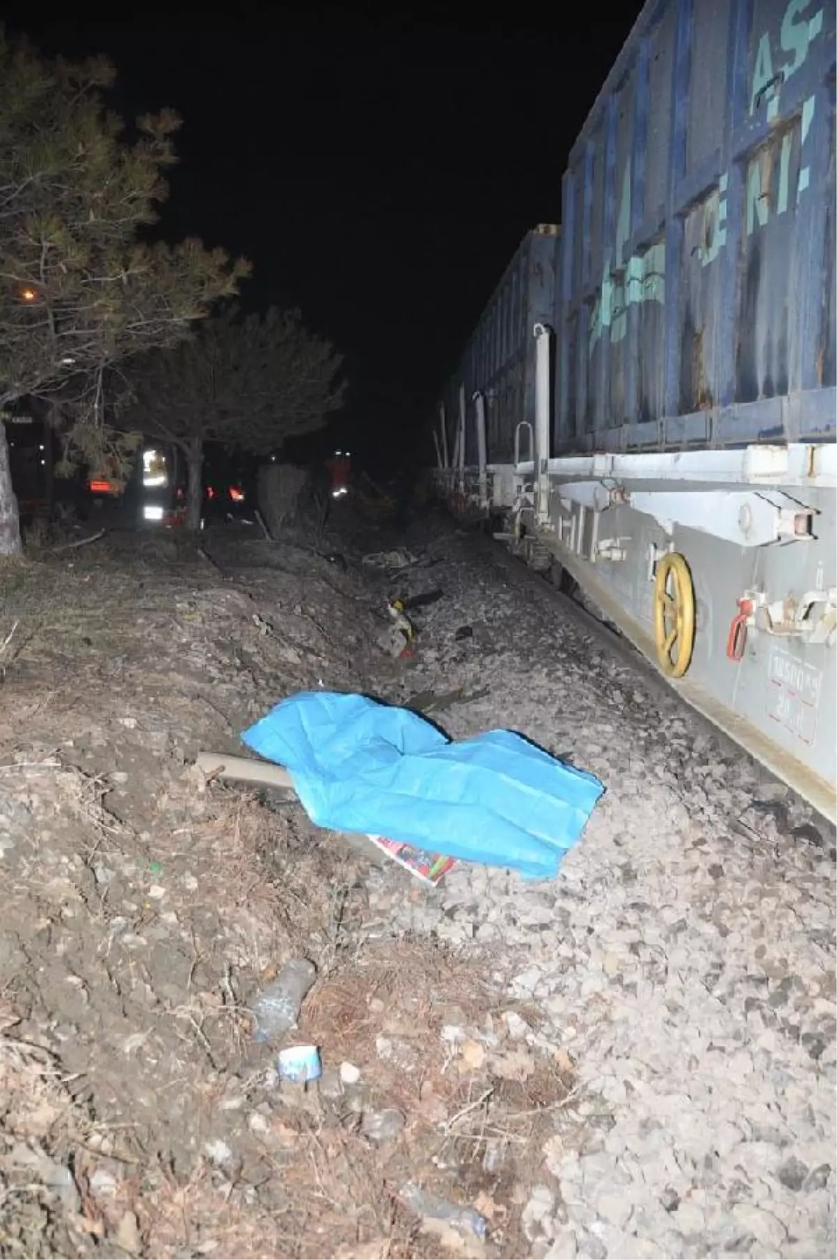 Yük Treni Taksiye Çarptı: 5 Ölü (2)