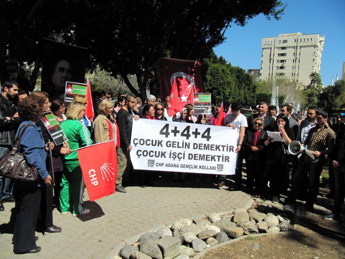Adana\'da CHP Gençlik Kollarından 4+4+4 Tepkisi