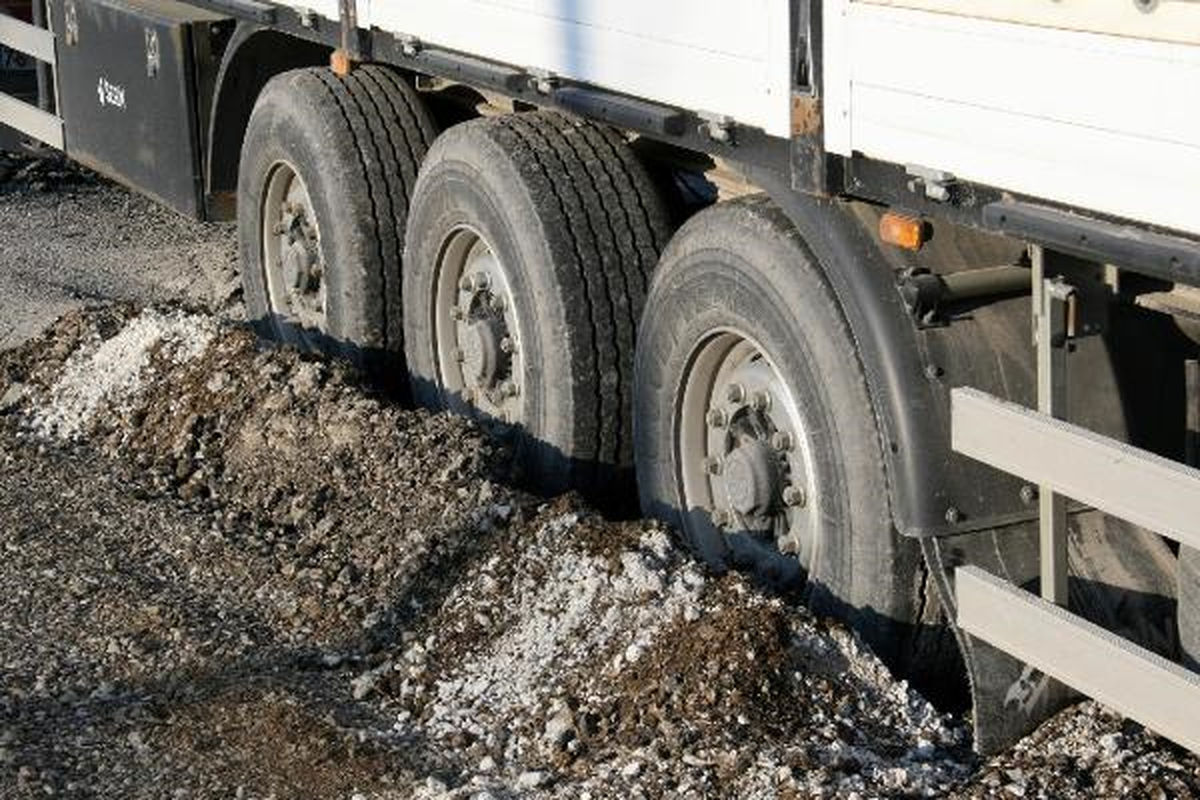 Asfalt Çöktü, Yolda Kalan Tır 6 Saatte Kurtarıldı
