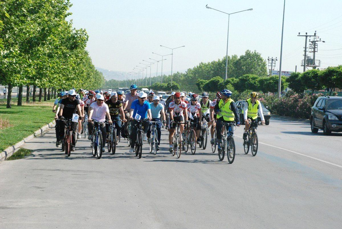 Bakan Batman\'da, Başkan İzmit\'te \'Kardeşlik İçin\' Pedal Çevirecek