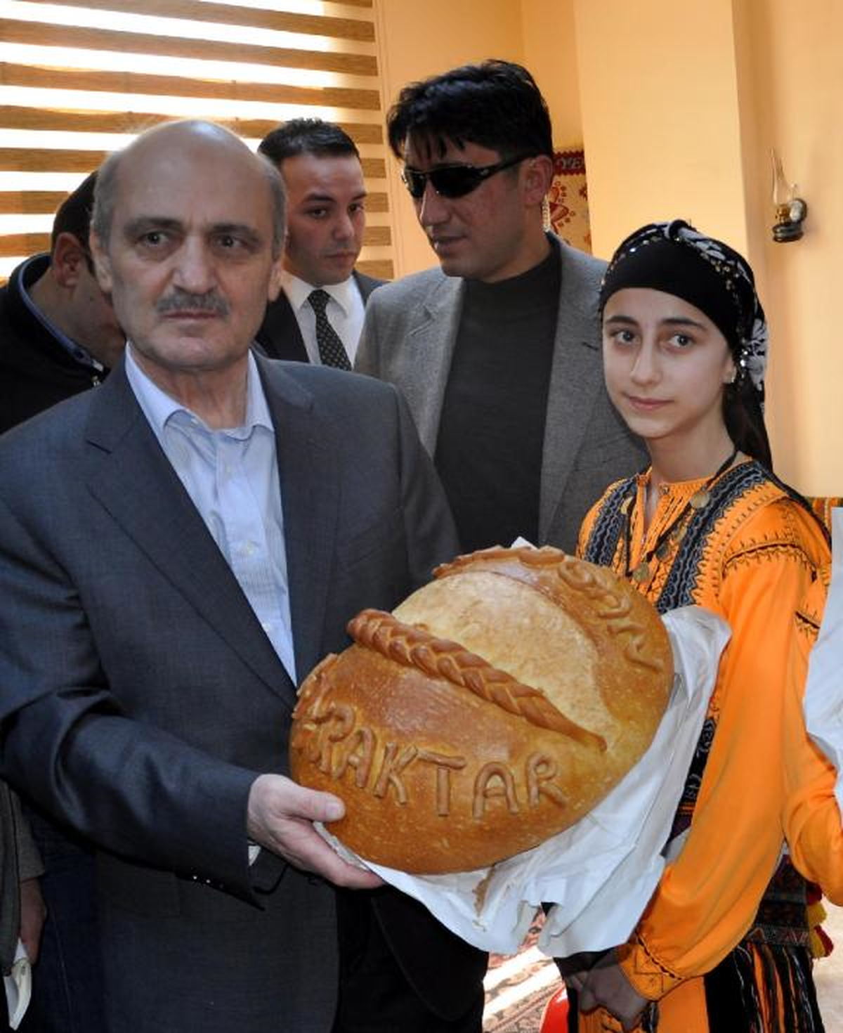 Bakan Bayraktar Horon Tepti, Türkü Söyledi