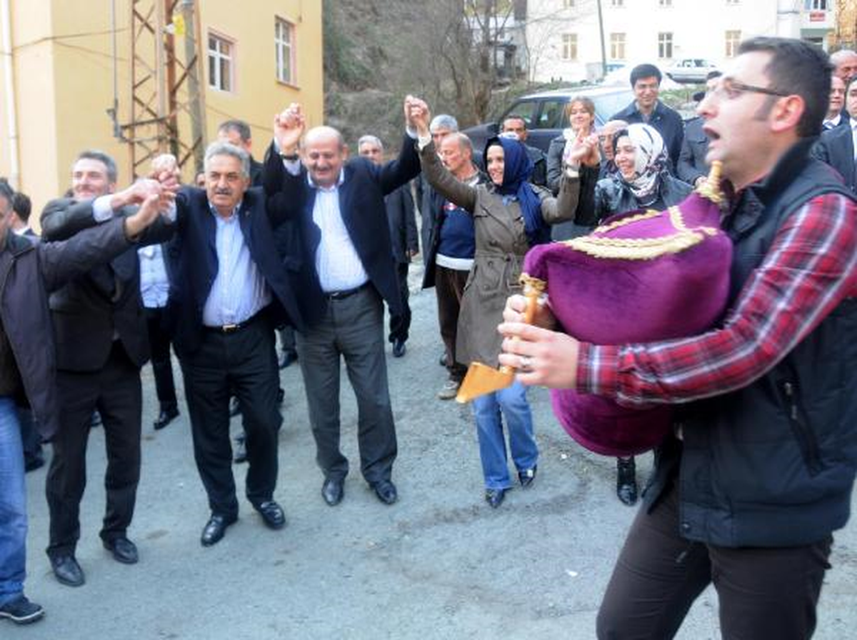 Bakan Yazıcı'ya Rize'de Manili Horonlu Seçim Sözü Hatırlatması
