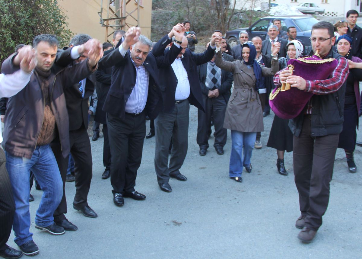 Bakan Yazıcı'ya Taleplerini Horonda Türküyle Anlattılar
