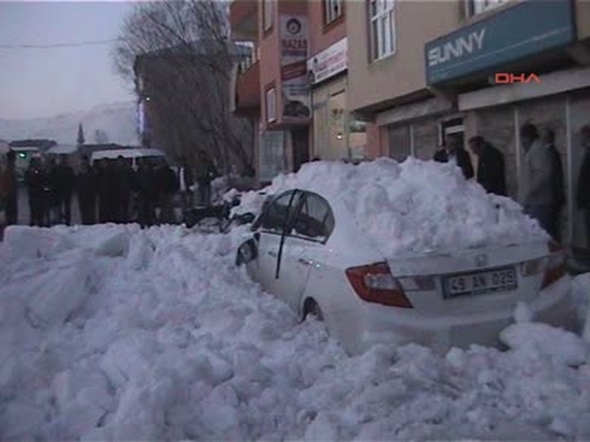Çatıdan Düşen Buz İki Aracı Hurda Etti