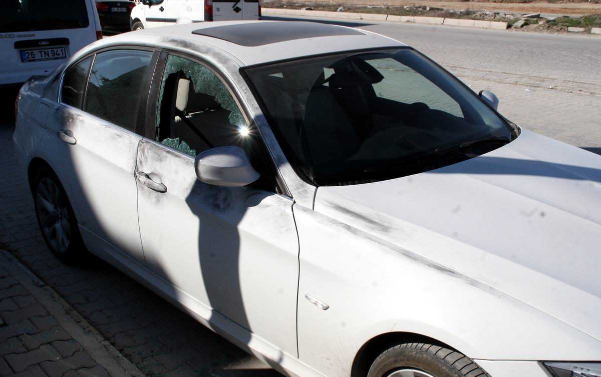 Eskişehir\'de Otomobilin Camını Kıran Kişi 25 Bin TL Parayı Alıp Kaçtığı İddia Edildi