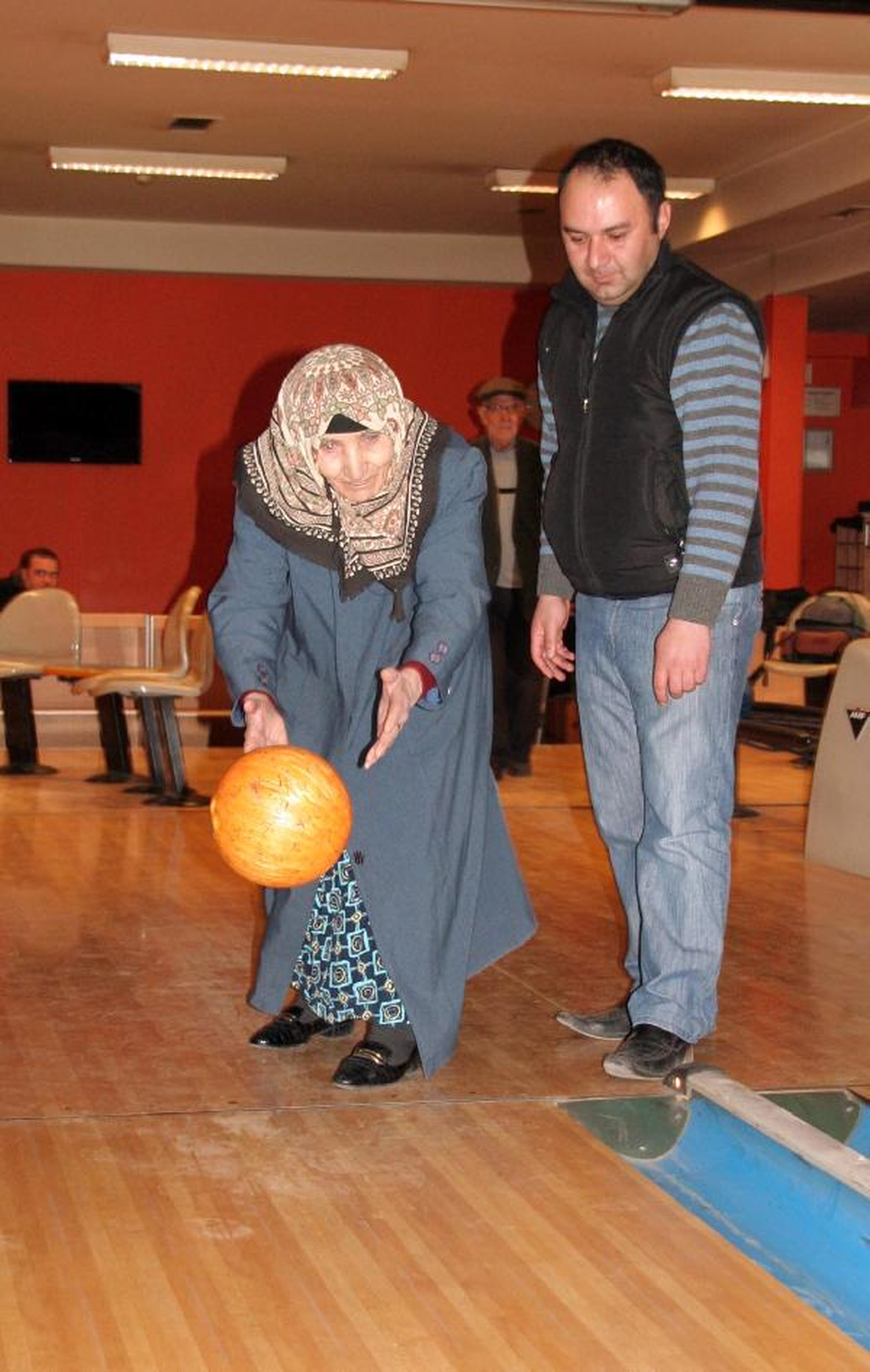 Huzurevi Sakinleri Bovling Oynadı