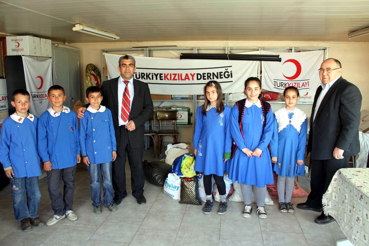 İlköğretim Öğrencileri, Topladıkları Giysileri Kızılay\'a Getirdi