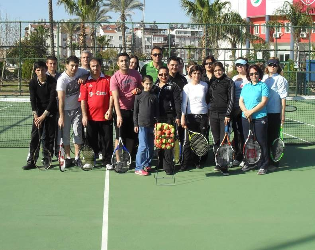 Kepez\'de Ücretsiz Tenis Kursu Devam Ediyor
