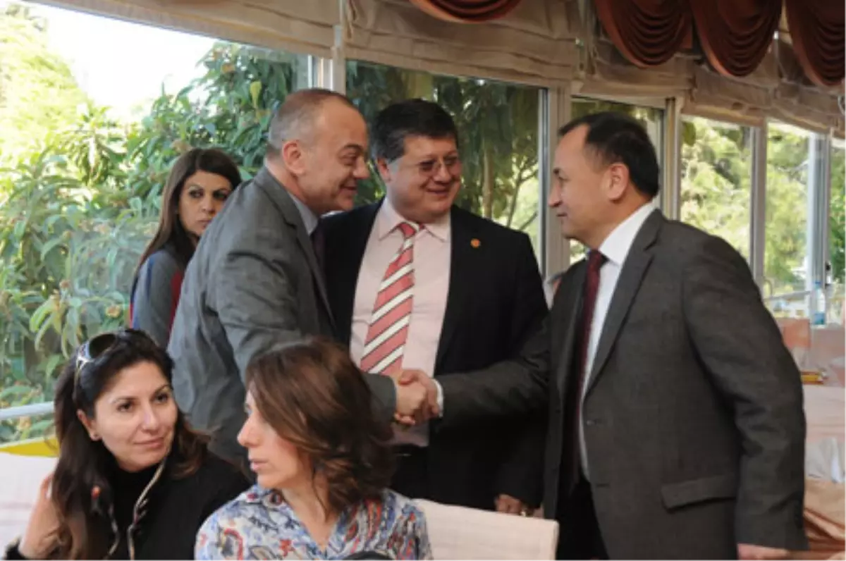 Konuklara Manisa Manzaralı Yemek