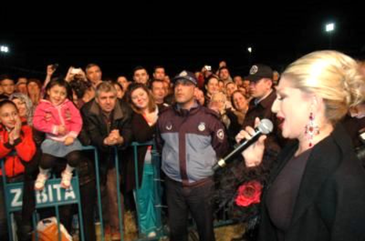 Manisa'da Muazzez Ersoy'la Nostalji Rüzgarı Esti
