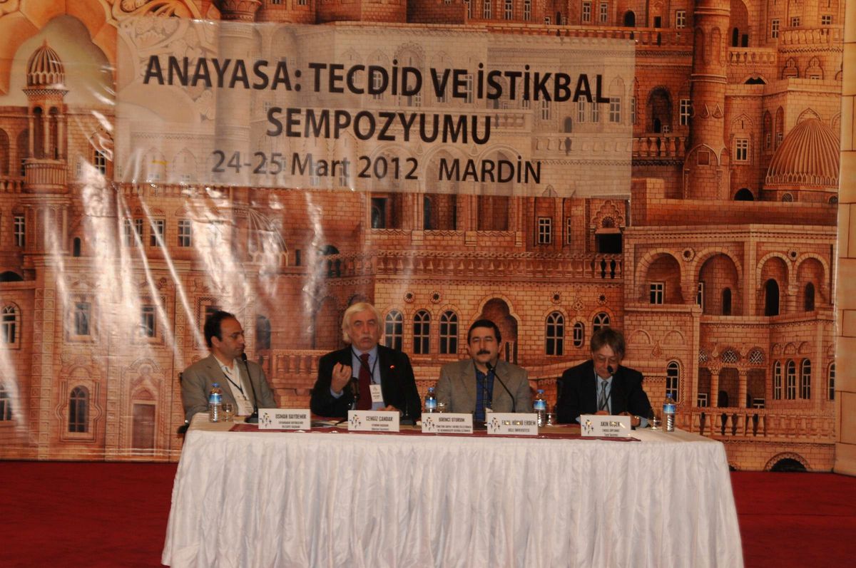 Mardin'de 'Anayasa: Tecdit ve İstikbal' Sempozyumu