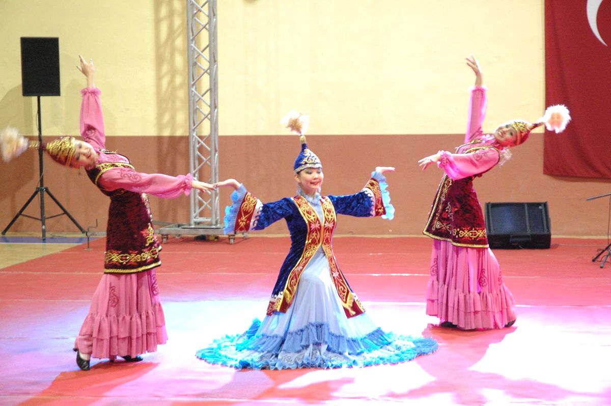 Nevruz Dans Gösterileriyle Kutlandı
