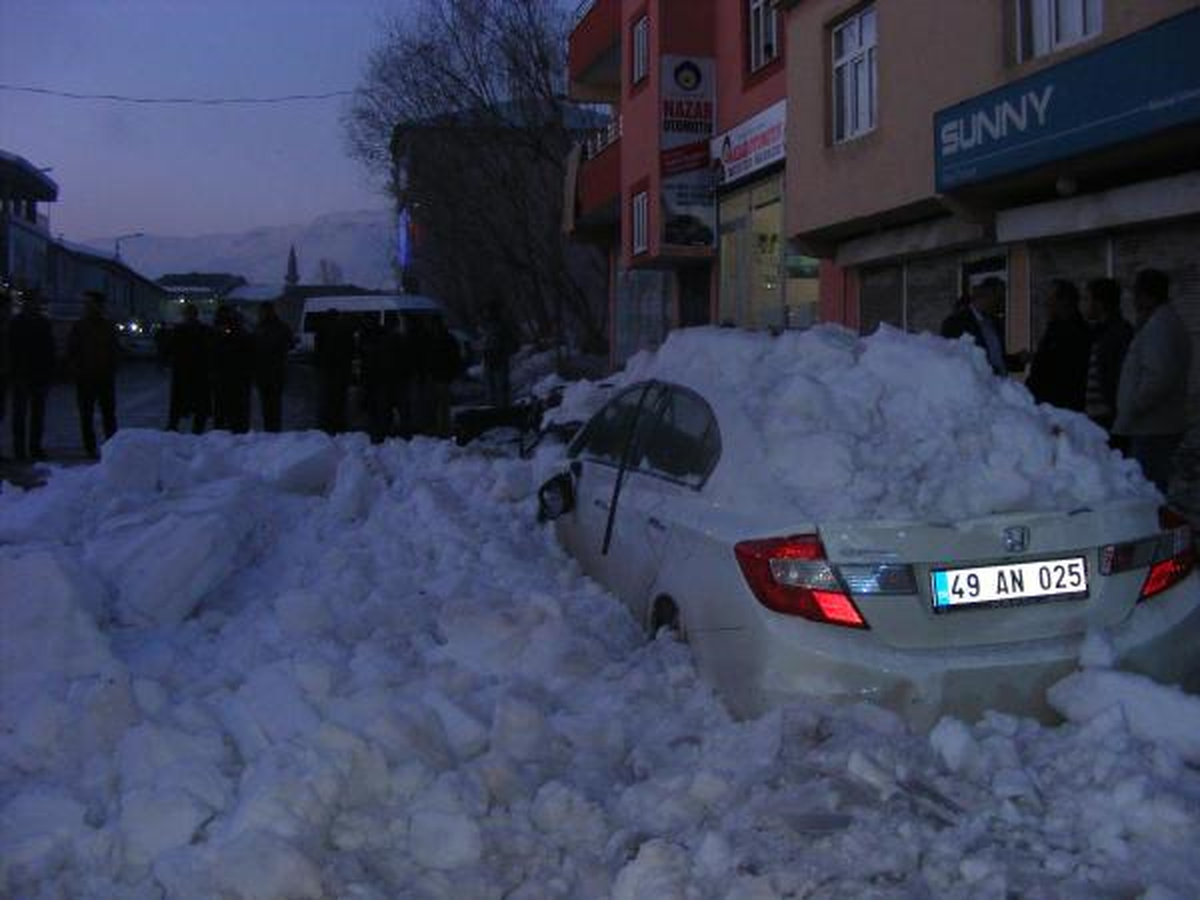 Otomobillerin Üzerine Kar ve Buz Kütleleri Düştü