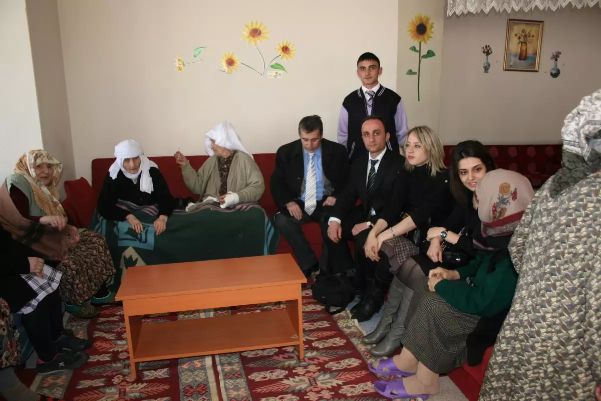 Pasinler Lisesi Öğrencilerinden Huzurevine Ziyaret