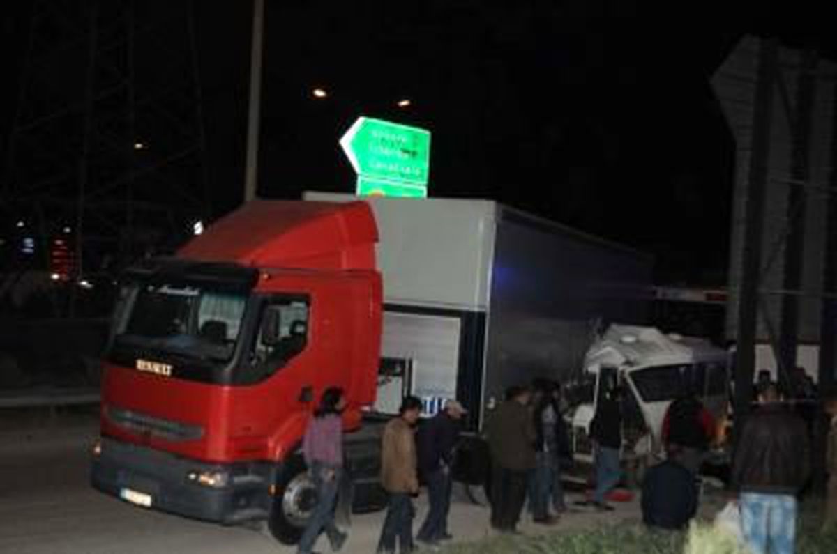 Servis Minibisü Tırın Altına Girdi: 9 Yaralı
