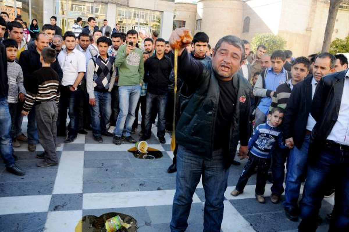 Seyyar Satıcıdan Belediye Önünde Ballı Eylem