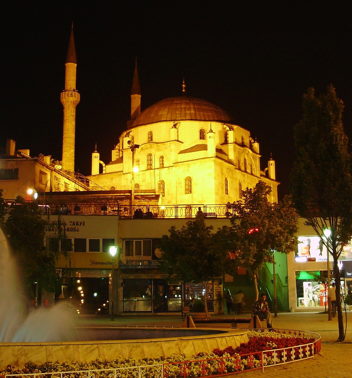 Tarihi Caminin Işıkları Yeniden Yandı