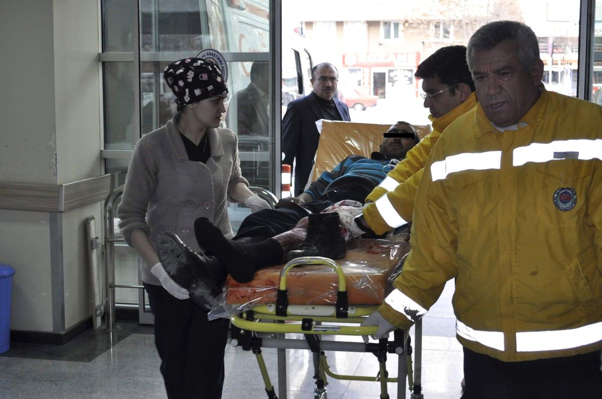 Tek Koluyla Akrabalarını Silahla Yaraladı