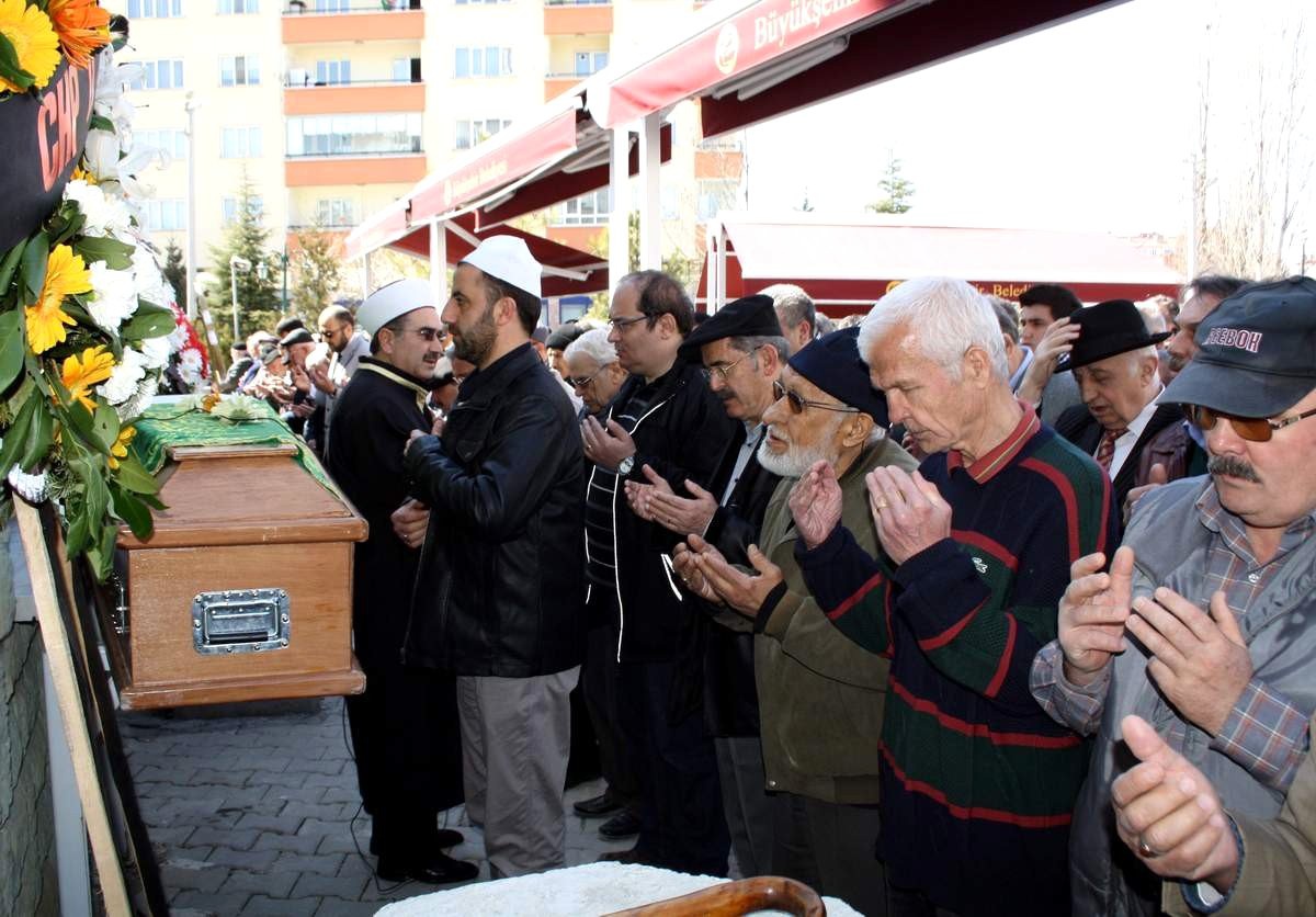 Vefat Eden Köşe Yazarı Yılmaz Toprağa Verildi