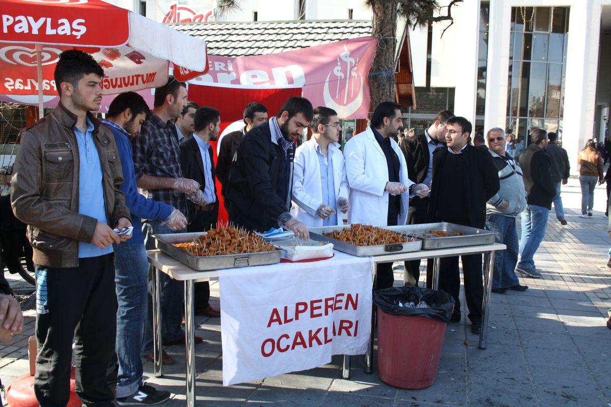Yazıcıoğlu\'nun Ölüm Yıldönümü Nedeniyle Tatlı Dağıtıldı