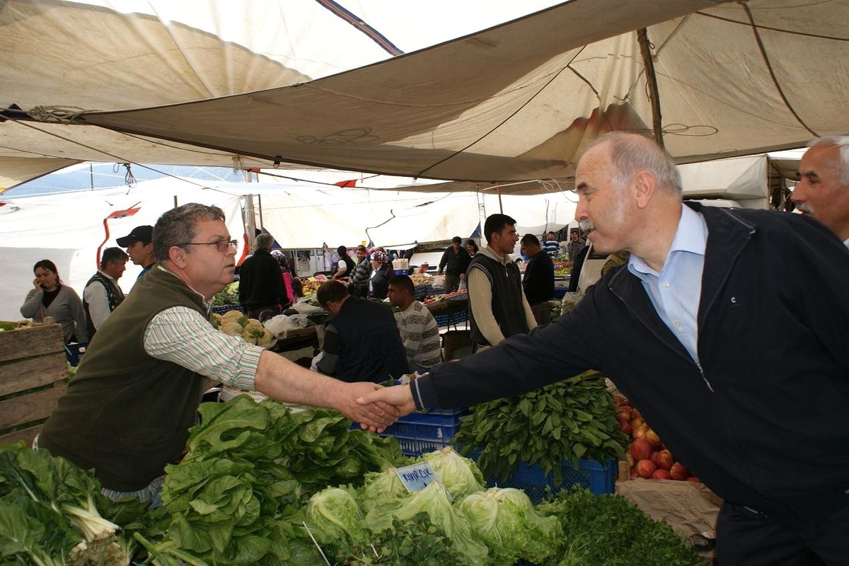 AK Parti\'li Ali Boğa Pazarcı Esnafının Sıkıntılarını Dinledi