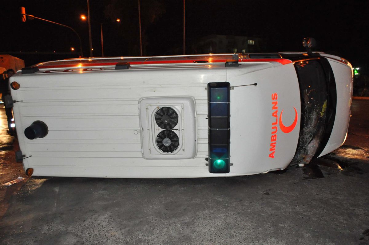 Antalya\'da Ambulans Devrildi