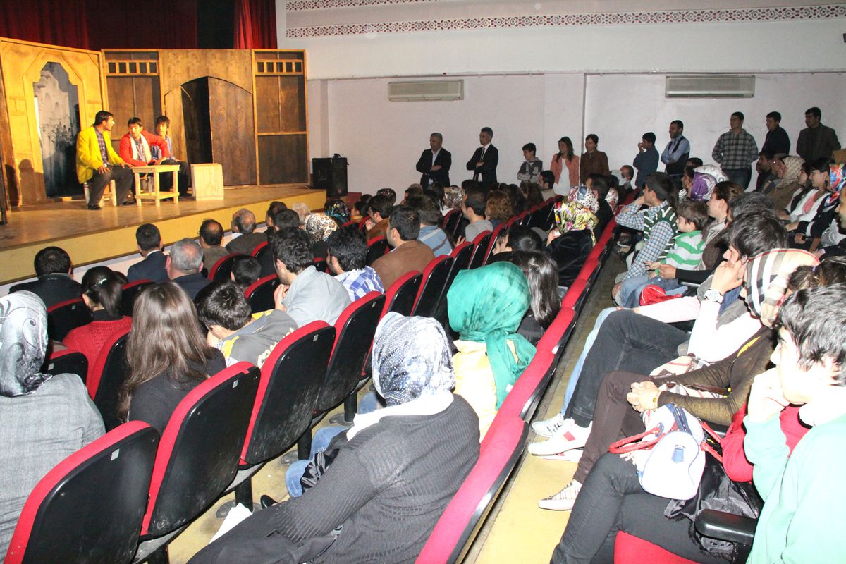 Başkan Fakıbaba "Urfa\'dan Manzaralar" Adlı Tiyatro Oyununu İzledi