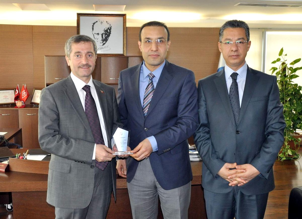 Başkan Tahmazoğlu\'na Milli Eğitim\'den Teşekkür Plaketi