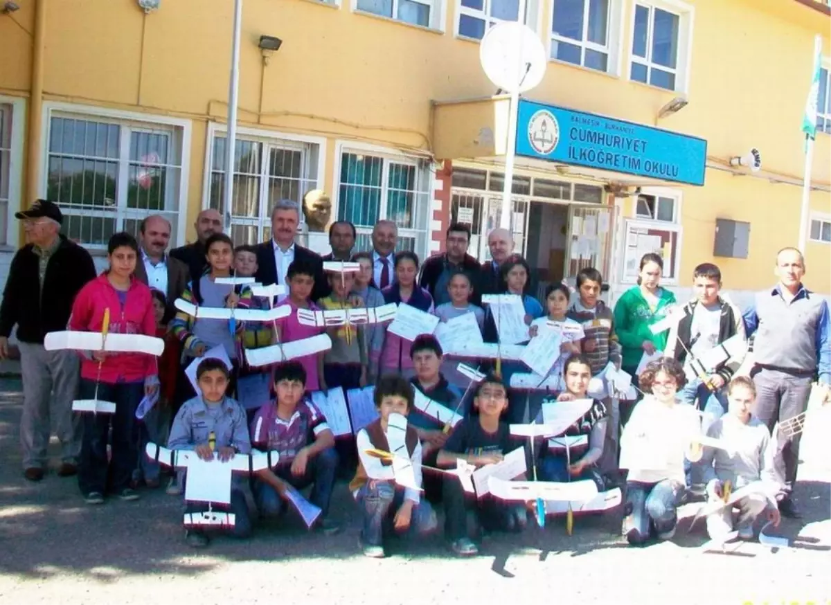 Burhaniye\'de Öğrenciler Model Uçak Yapımını Öğrendi