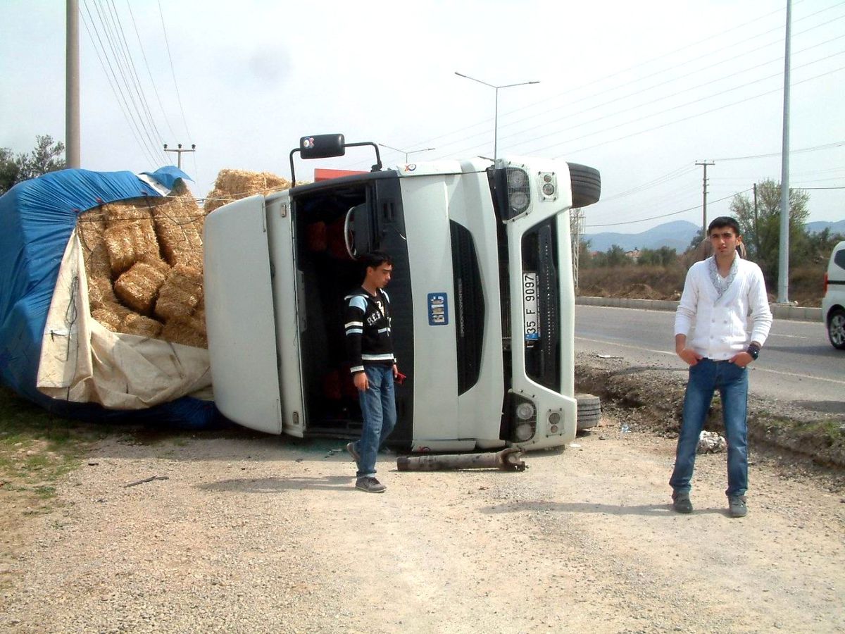 Burhaniye\'de Saman Yüklü Tır Devrildi
