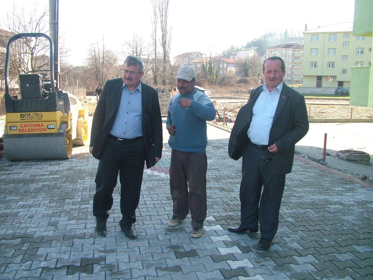 Çaycuma\'da Pehlivanlar Mahallesine Bordür Döşemesi Yapılıyor
