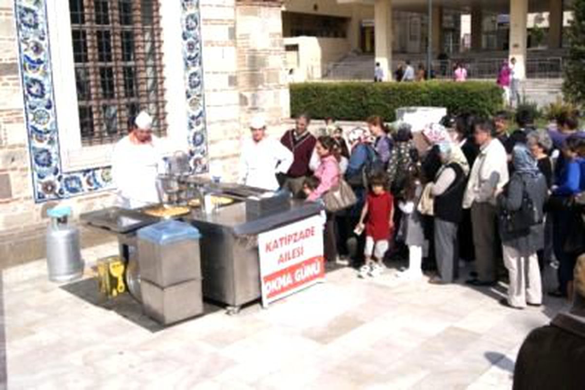 Dedelerinin Bahçesinde Lokma Döktürdüler