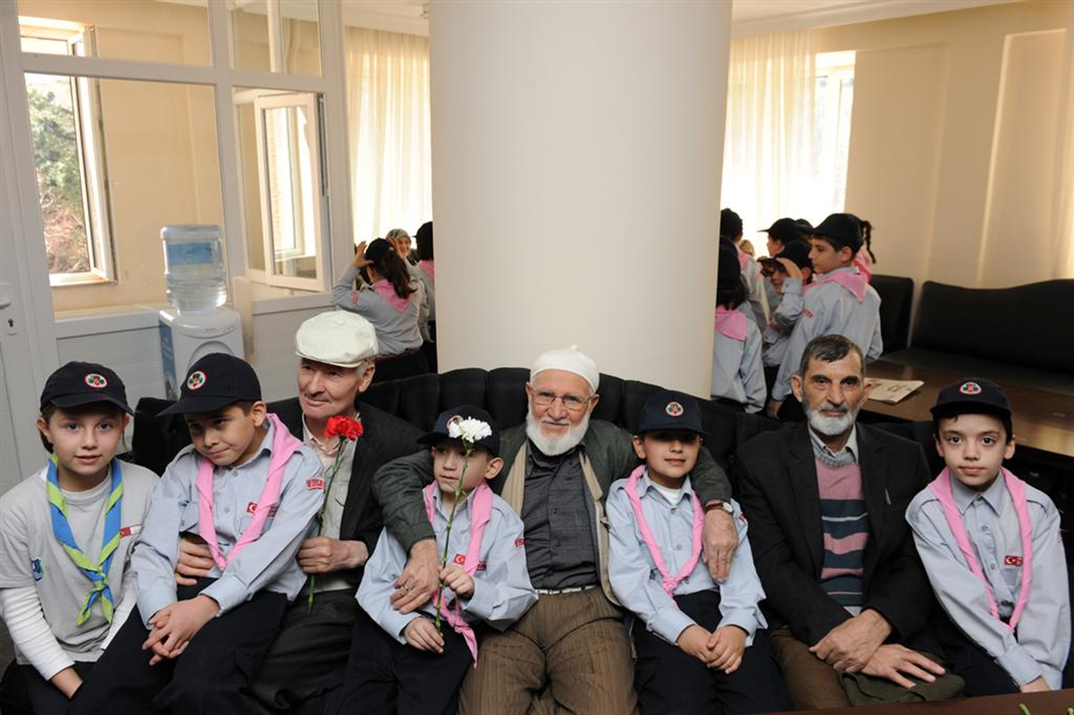İzciler Huzurevi Sakinlerine Moral Verdi