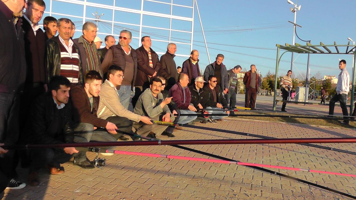 Kaldırım Taşlarına Olta Attılar