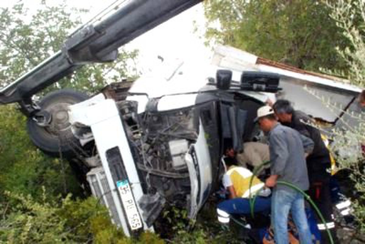 Kamyon Şarampole Yuvarlandı, Sürücü Ağır Yaralandı