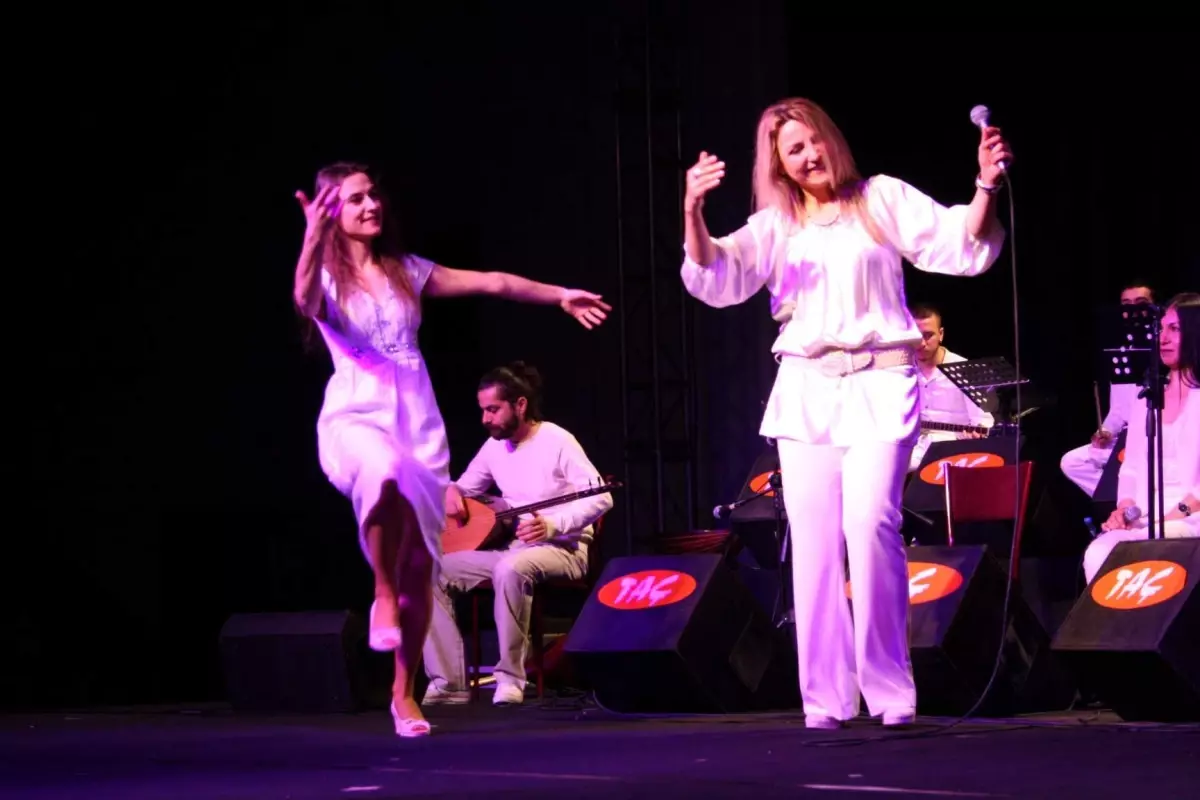 Kars'ta Kardeş Türküler Konseri'ne Yoğun İlgi