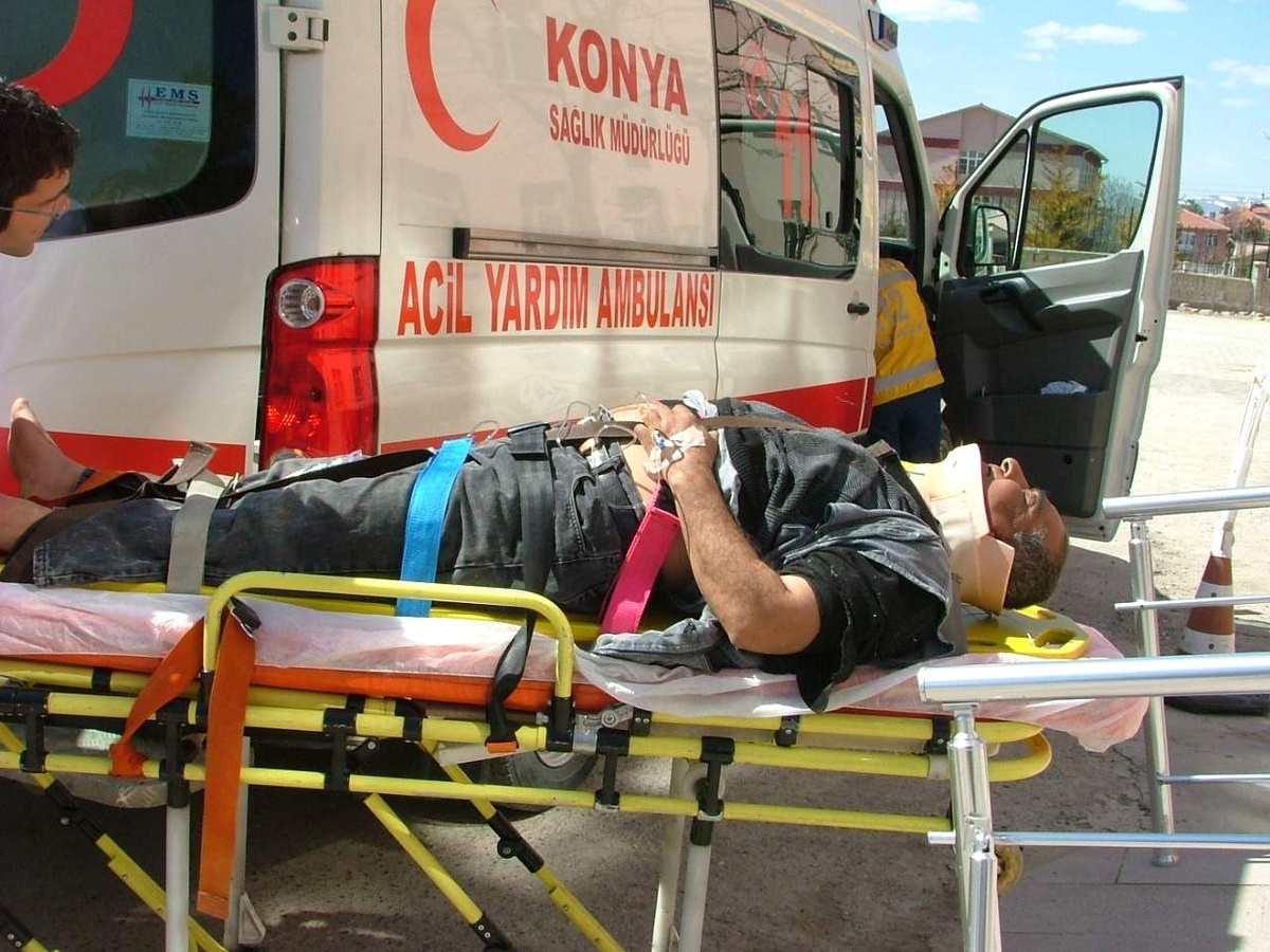 Kulu\'da İş Makinesi Takla Attı: 1 Yaralı