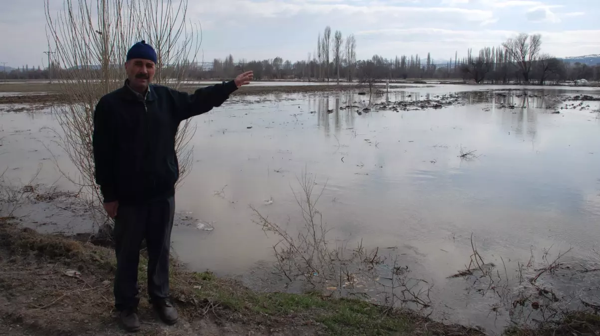 Kütahya\'da Eriyen Kar Porsuk Çayı\'nda Taşkına Sebep Oldu