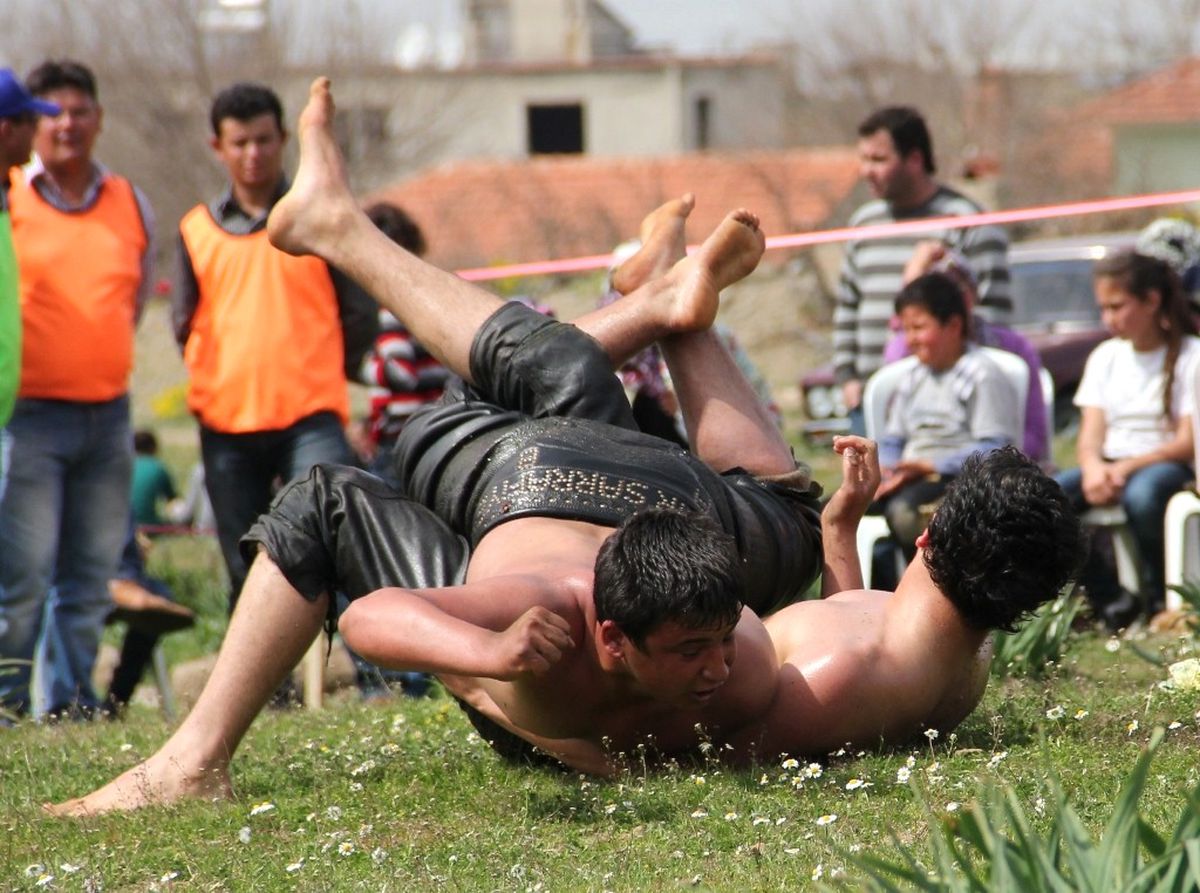 Pehlivanlar Köy Yararına Güreşti