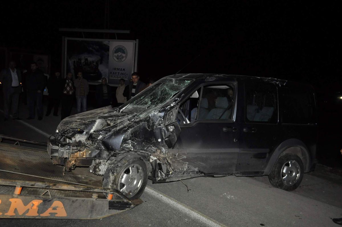 Reklam Panosu Otomobilin Üzerine Devirdi: 3 Yaralı